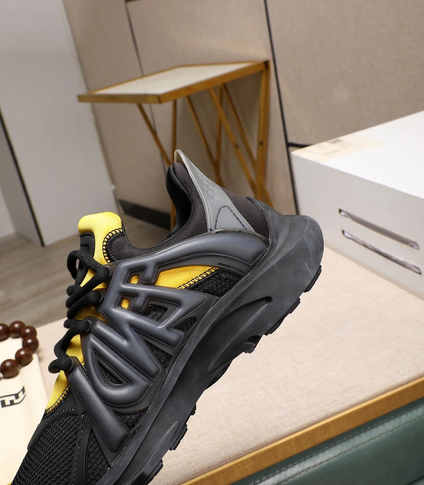 Men's Men's Shoes 💰800 Fendi Fendi's latest Tag series of men's casual mesh sports running shoes, originally purchased and developed, this Tag sneaker is a one-leg sneaker, made of black high-tech mesh material with gray neoprene details. Oversized FENDI lettering on the side and translucent rubber details. Light and flexible rubber running shoe soles, beautifully packaged at the delivery counter, customized breathable lining, original molded foam rubber outsole, sole thickness: 3.5CM! Size: 40-44 (customized at 39.45.46)